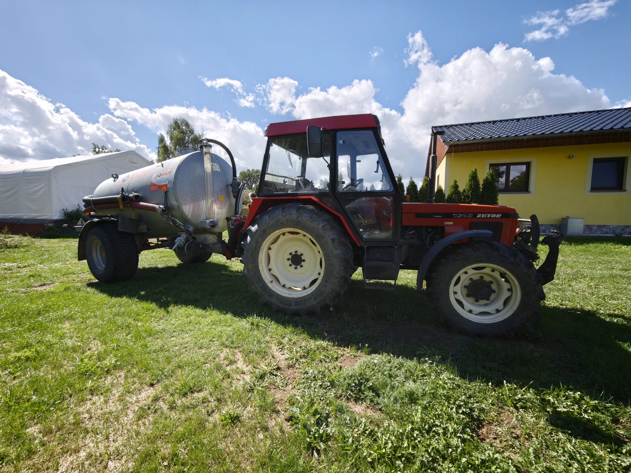 Traktorová souprava s fekálním vozem POMOT