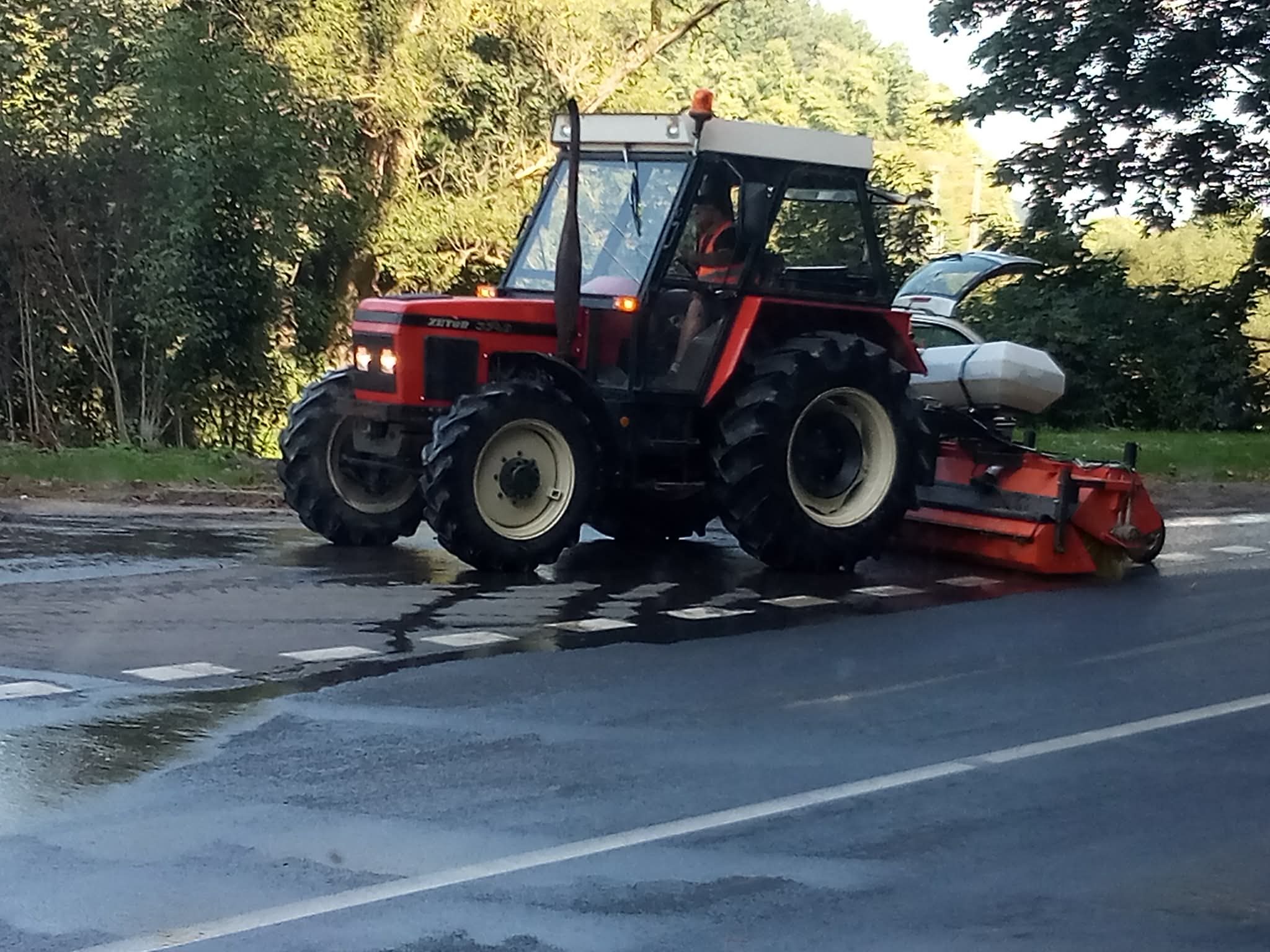 Zetor se zametacím kartáčem při úklidu silnice